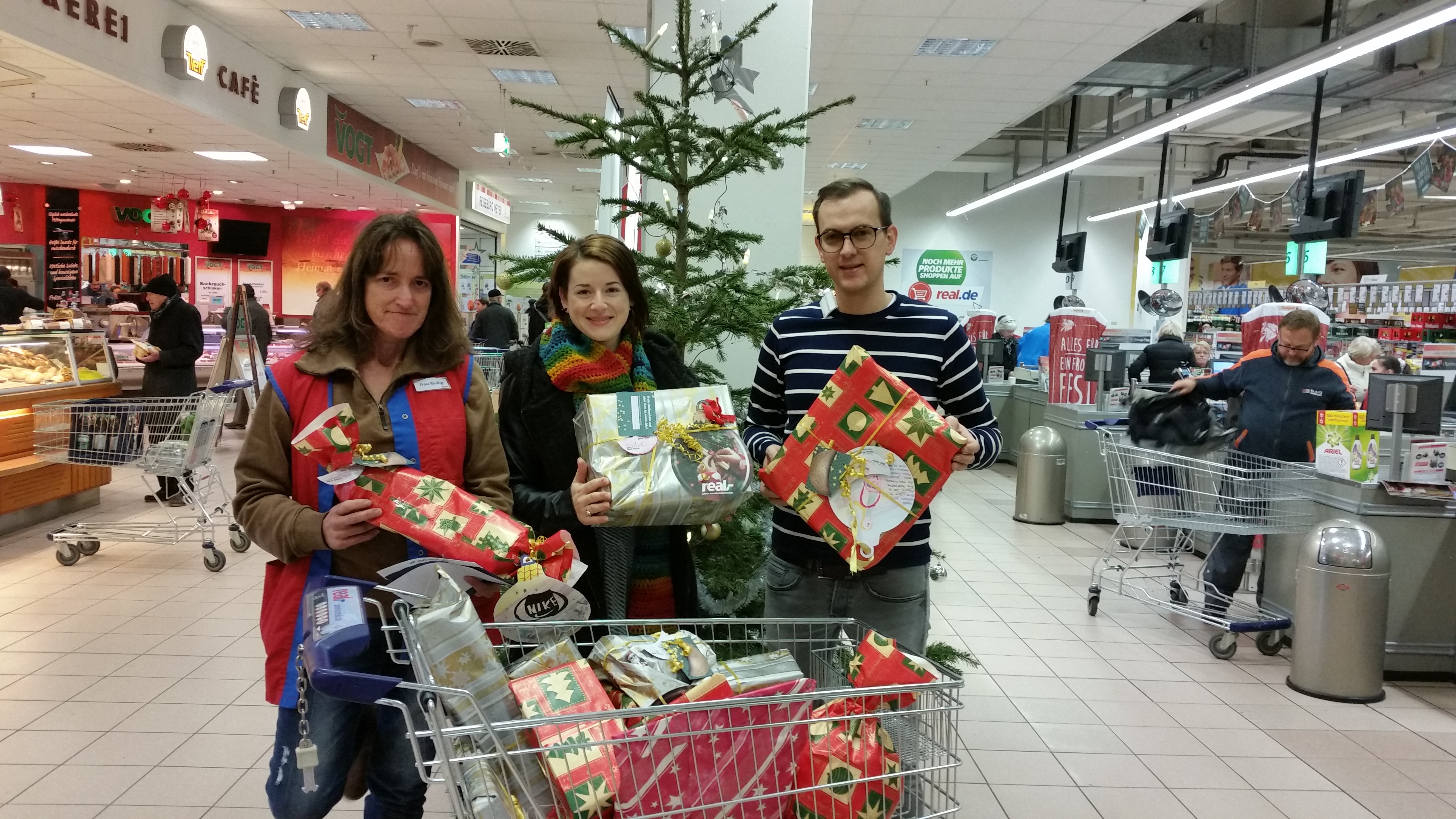 Geschenk-Übergabe im real-Markt Ettlingen