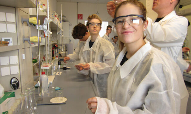 Jugendliche bei der Arbeit im Chemielabor