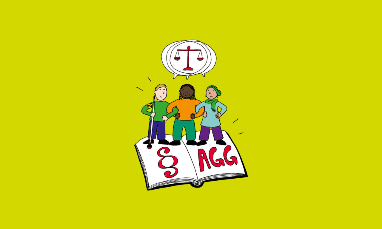 Drei vielfältige Personen stehen auf einem Gesetzbuch mit dem Symbol „§“ und „AGG“, über ihnen eine Waage als Zeichen für Gerechtigkeit.