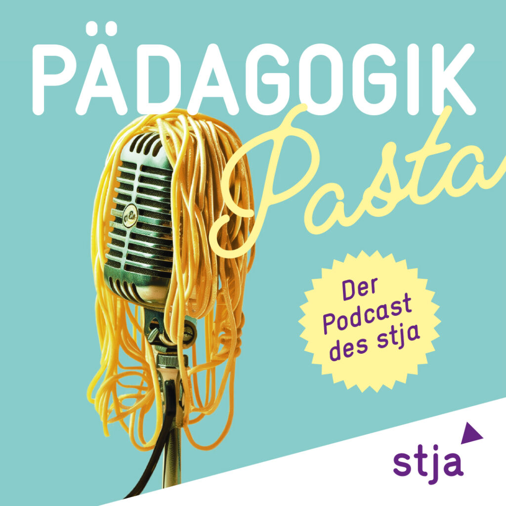 Zu sehen ist der Schriftzug Pädagogik Pasta. Dazu als Illustration ein Mikrofon über dem Pastanudeln liegen.