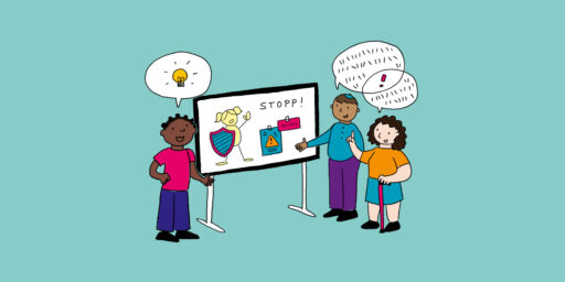 Drei Kinder sprechen über ein Plakat mit der Aufschrift „Stopp!“. Darauf sind Warnzeichen und eine gezeichnete Figur mit Schutzschild zu sehen.