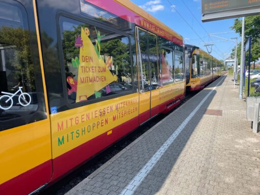 Karlsruher Straßenbahn, bedruckt mit "www.karlsruher-pass.de" und "DEIN TICKET ZUM MITMACHEN"