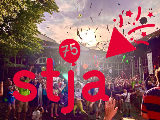 Fröhliche Kinder, Jugendliche und Erwachsene vor einem Backsteingebäude, die Keulen, Ringe und Diavolos in den Himmel werfen. Darüber gelegt das 75-Jahre-Logo des stja, mit dem Dreieck gleich einer Wundertüte, aus der Sterne kommen.