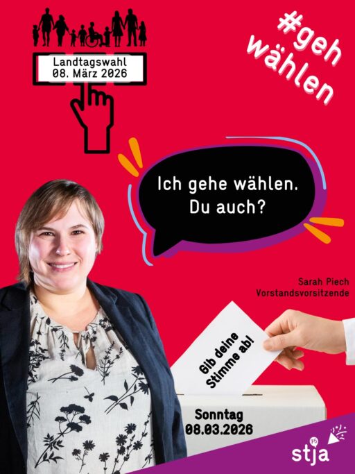 Plakat mit Sarah Piech, der Vorstandsorsitzenden des stja. MIt den Texthinweisen: "Ich gehe wählen. Du auchj?", "#gej wählen", "Landtagswahl 08. März 2026".