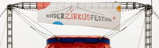 Banner mit Schriftzug: Kinderzkirkusfestifal