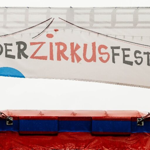 Banner mit Schriftzug: Kinderzkirkusfestifal