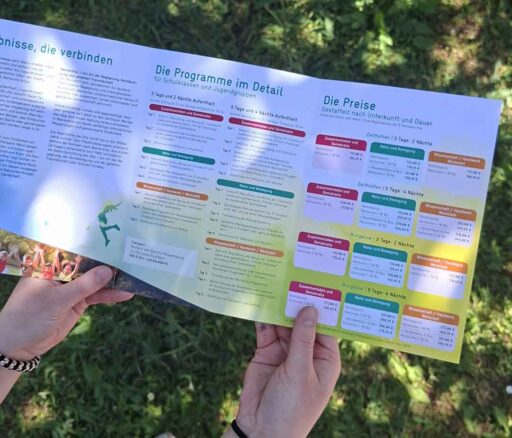 Flyer von Baerenthal, der von zwei Händen gehalten wird